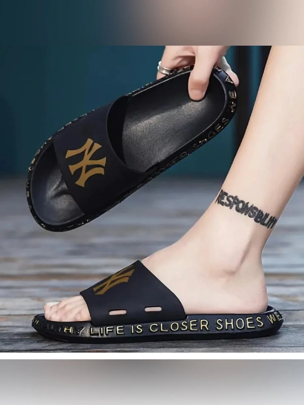NWOT-Mens 9 NEW YORK YANKEE  Jual SANDAL black and gold Unique slides  flip-flop